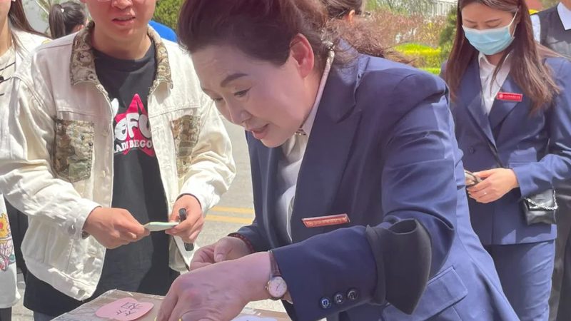 易拉宝材质，如何选择更适合的？**