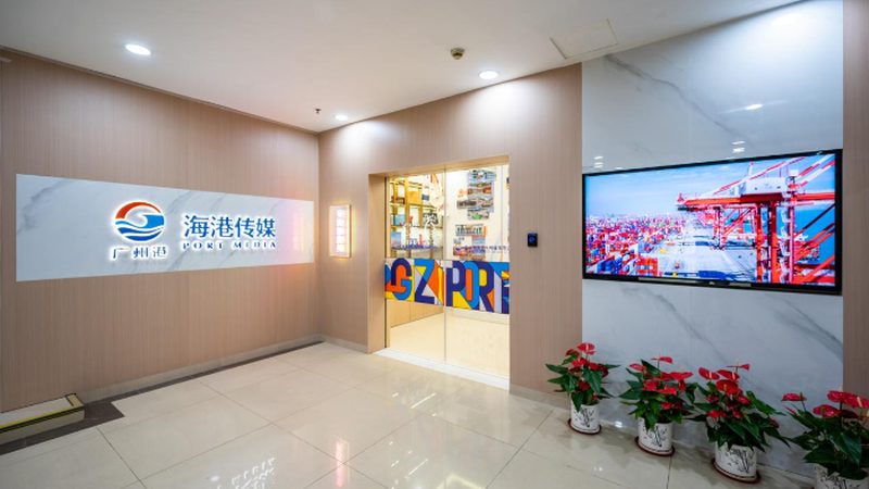 在实际操作中，品牌策划与品牌设计需要相互配合，共同推进品牌建设。以下是一些建议：